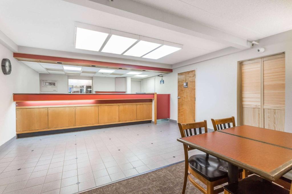 Days Inn by Wyndham Harrisburg North photo 2