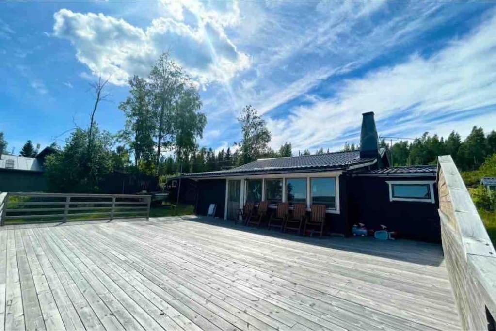 3 bedroom lakehouse with private bridge and garden photo 1