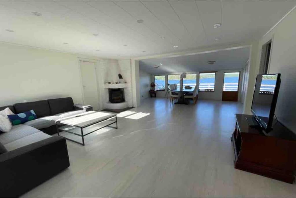 3 bedroom lakehouse with private bridge and garden photo 2