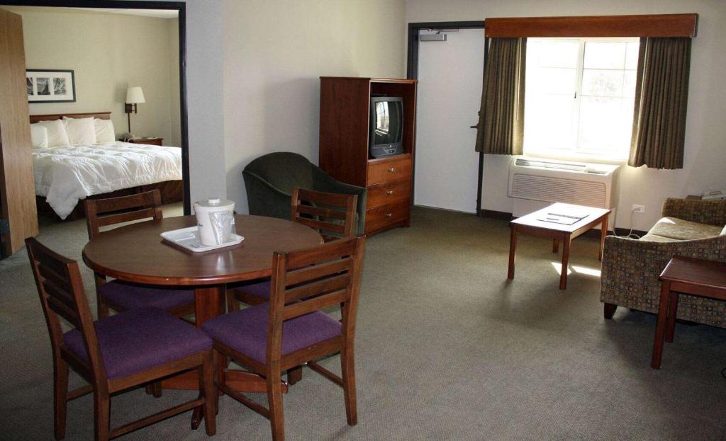 AmericInn by Wyndham Charlevoix photo 4