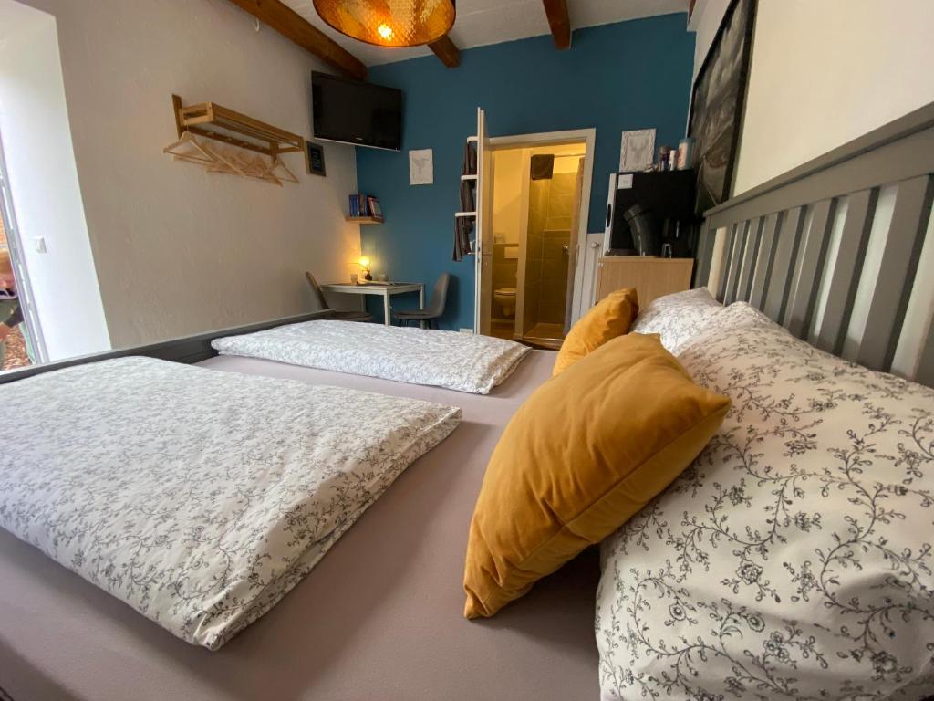 Kleines Doppelzimmer mit eigenem Bad und Kühlschrank, frisch saniert photo 4
