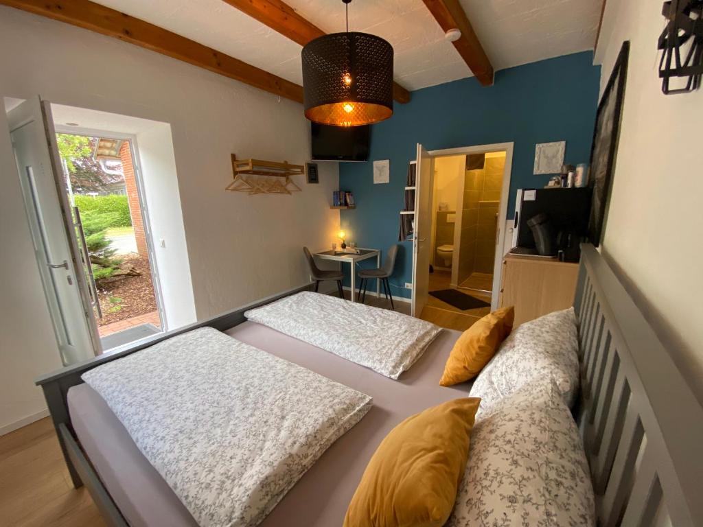 Kleines Doppelzimmer mit eigenem Bad und Kühlschrank, frisch saniert photo 1