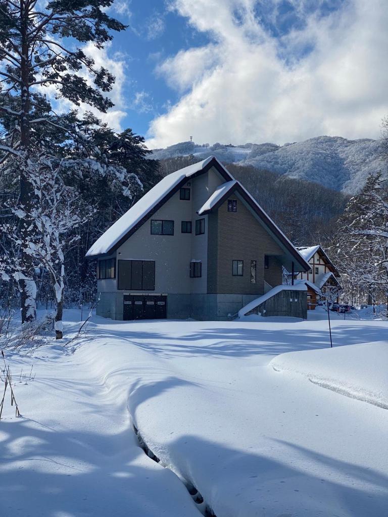 FLYING HOUSE photo 3
