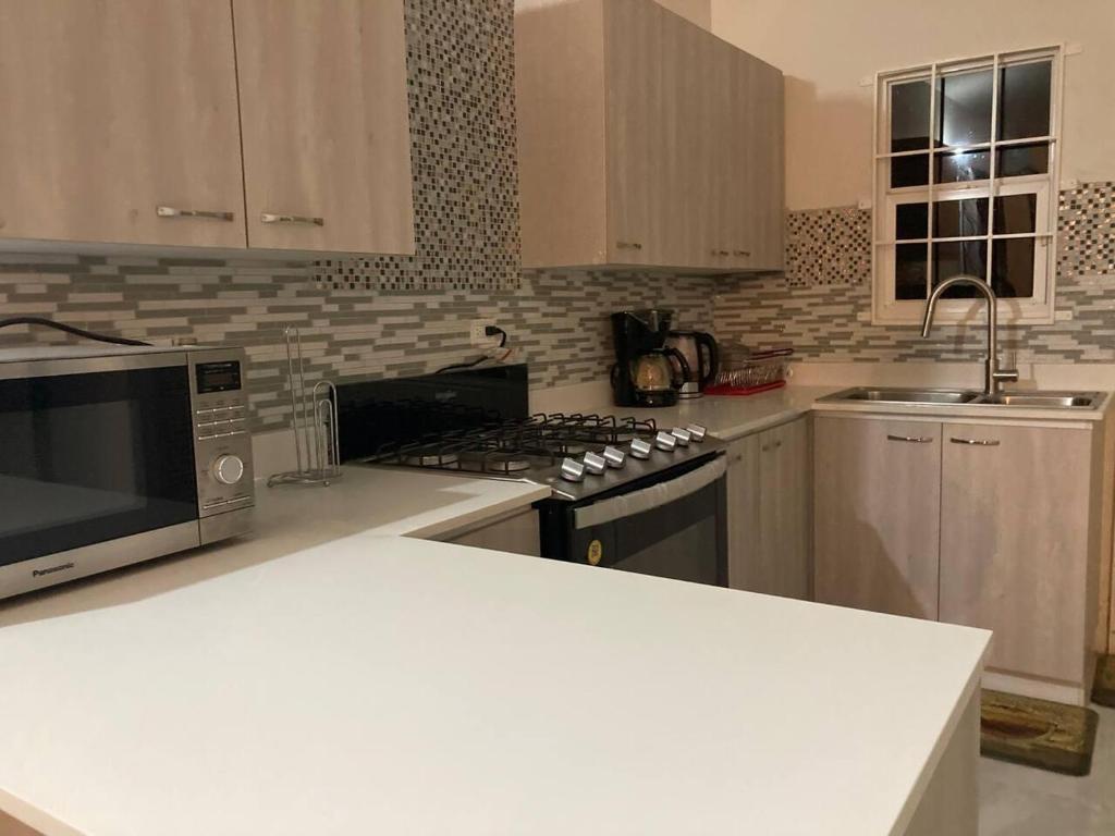 Immaculate 2-Bed House in Discovery Bay photo 3