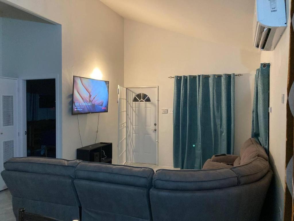Immaculate 2-Bed House in Discovery Bay photo 2