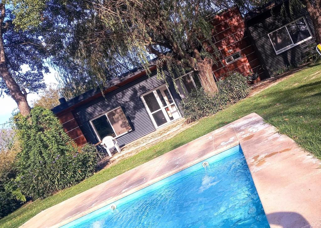 Casa bajo los arboles