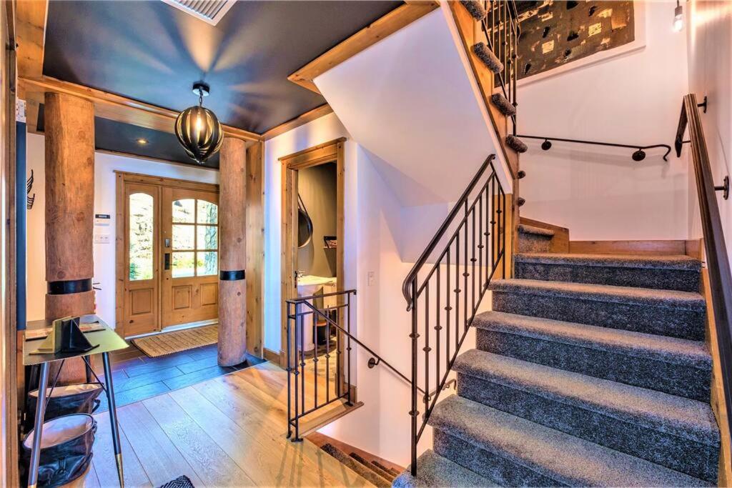 Équinoxe 164-2 / Exclusive Mountain Home With View photo 2