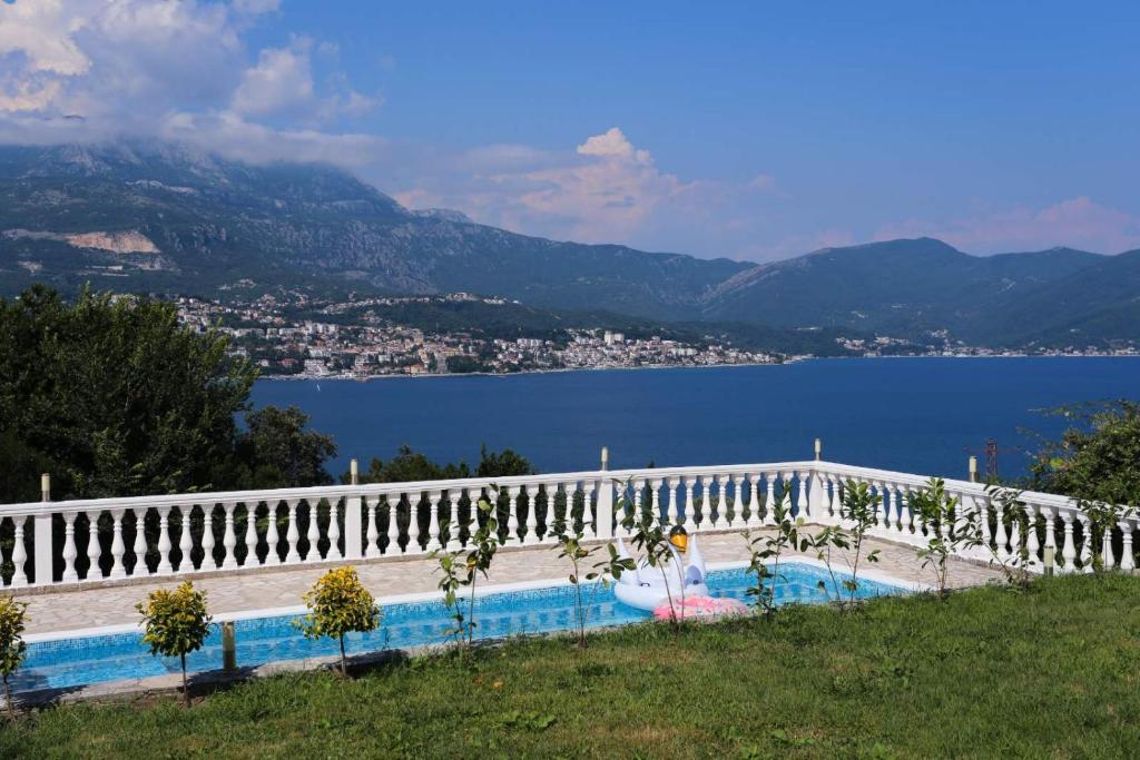 Mountain bay views apartments
