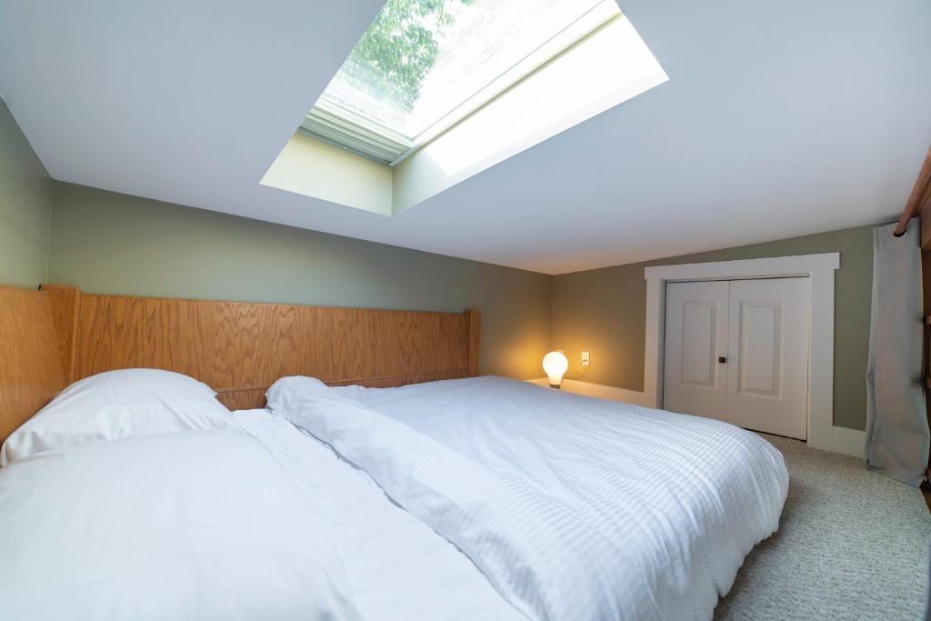 Cozy Cabin Suites, Sooke, Bc photo 1