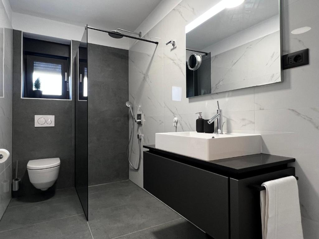 White Pearl Apartments - NEW photo 4