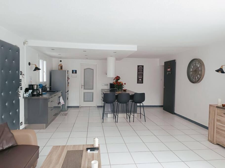 Appartement en Bas de villa avec piscine photo 2