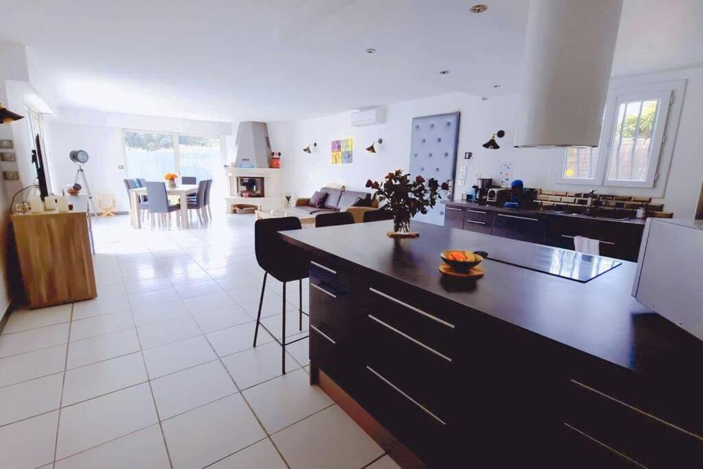 Appartement en Bas de villa avec piscine photo 3
