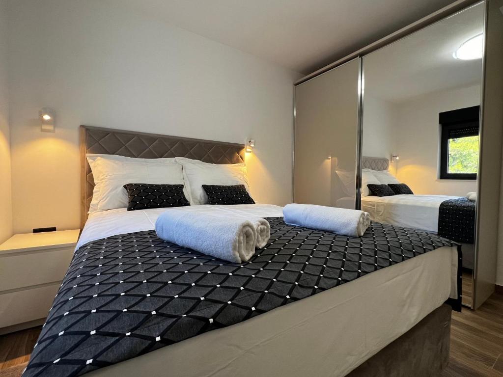 White Pearl Apartments - NEW photo 2
