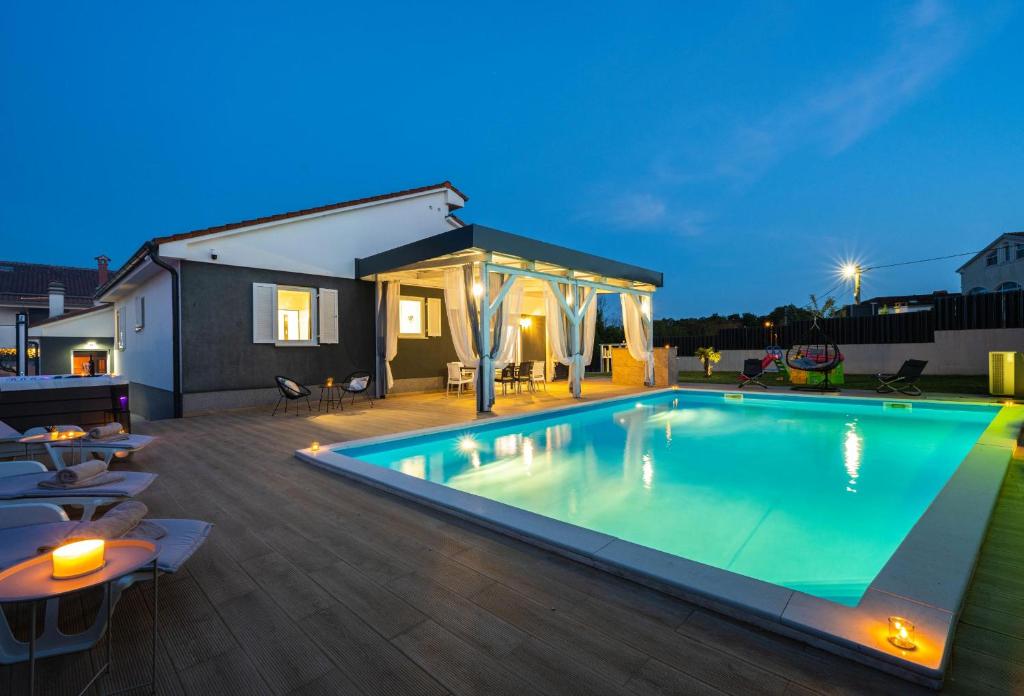 Villa Beauty with heated pool and jacuzzi photo 1
