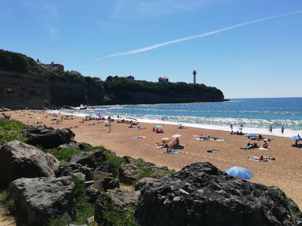 Collé à Biarritz. à 200m de la plage. avec garage