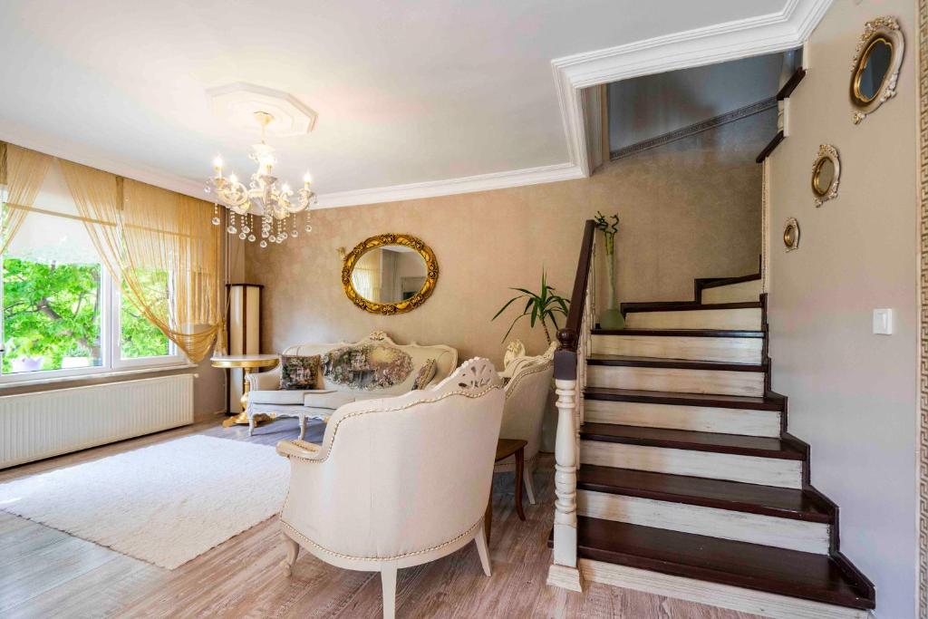 Estelle’s luxury house photo 1