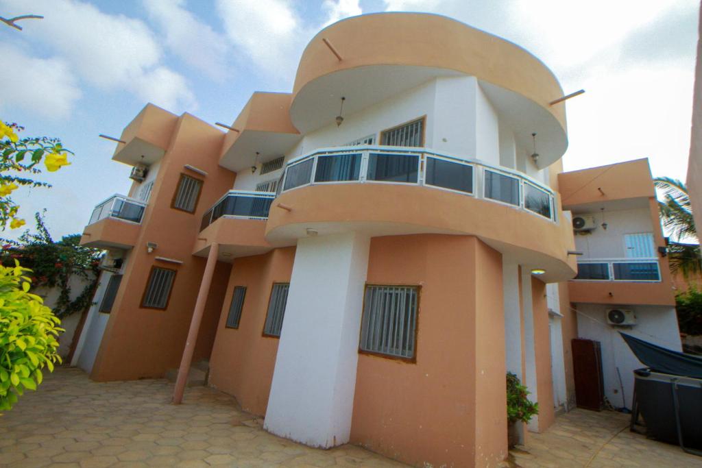 "Ô soleil" une Villa moderne dans un quartier paisible du centre de Saly photo 2