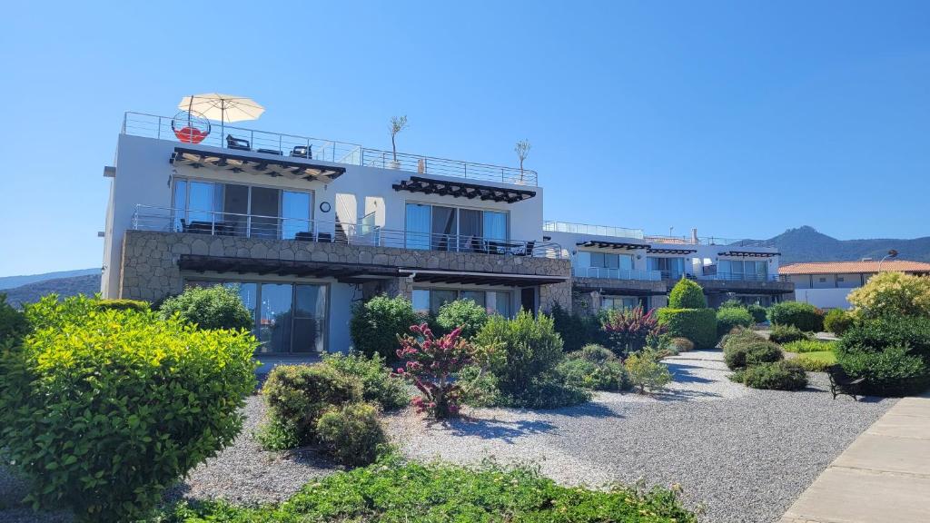 Sea and Mountain View Penthouse, Sweetwater Bay photo 1