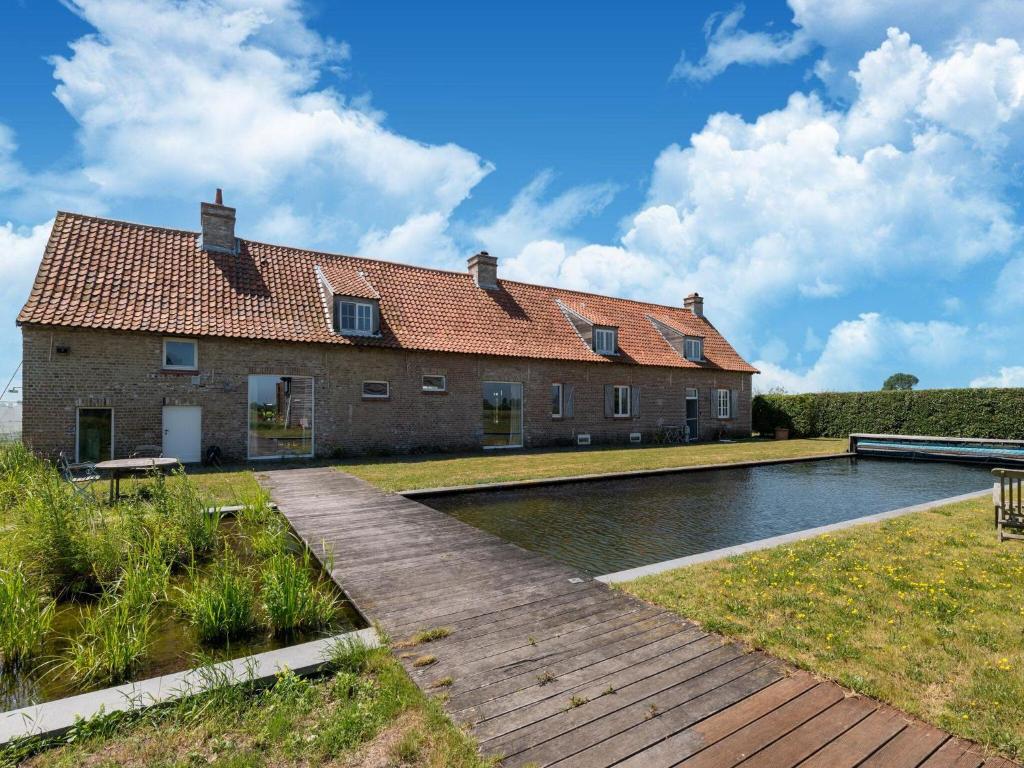 Wellinghoeve with swimming pool and unique location photo 1