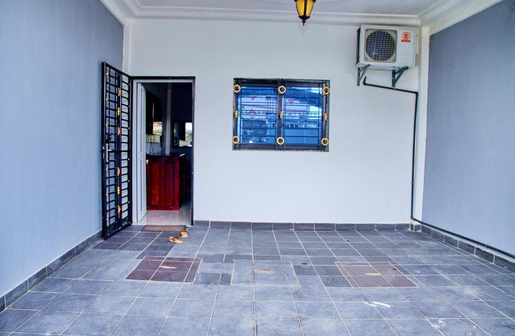El Gibbor Suites - Elegant Modern Home with Private parking in Douala City Center photo 2