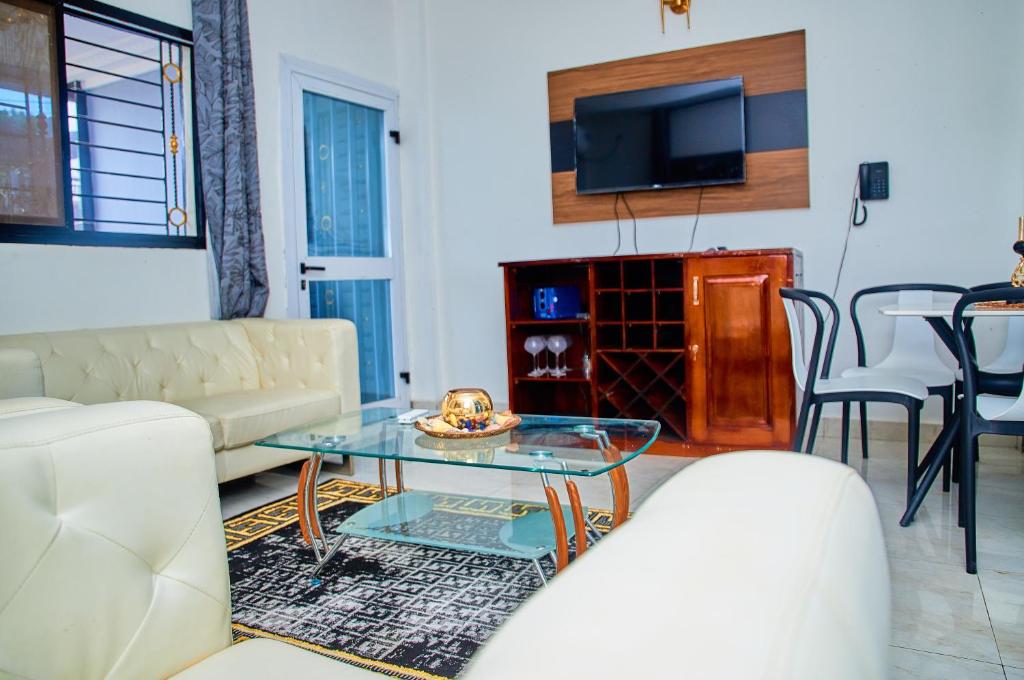 El Gibbor Suites - Elegant Modern Home with Private parking in Douala City Center photo 3