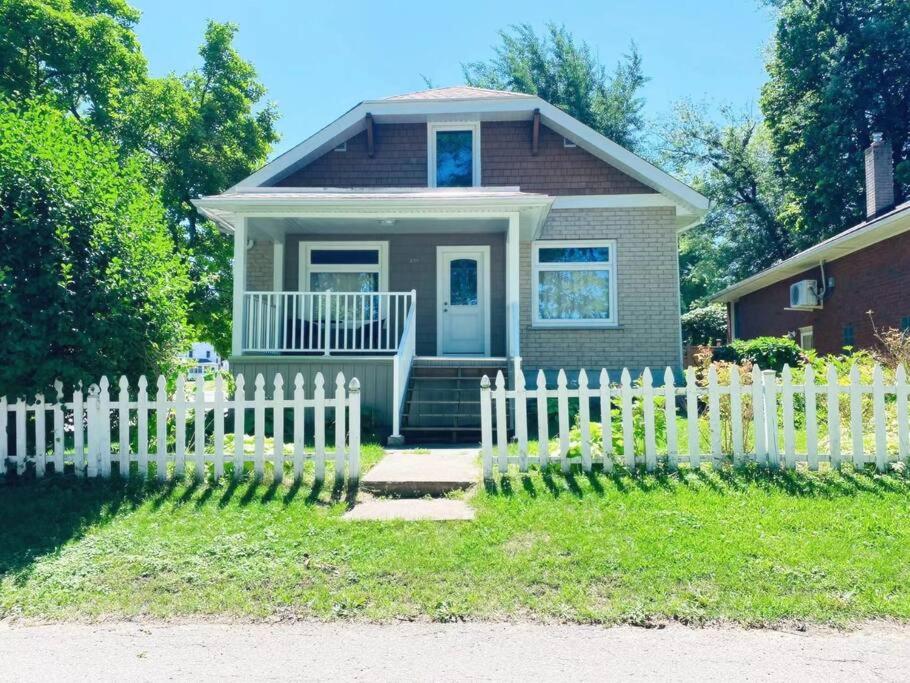 New & Cozy Niagara Getaway. 7 mins from the Falls photo 1