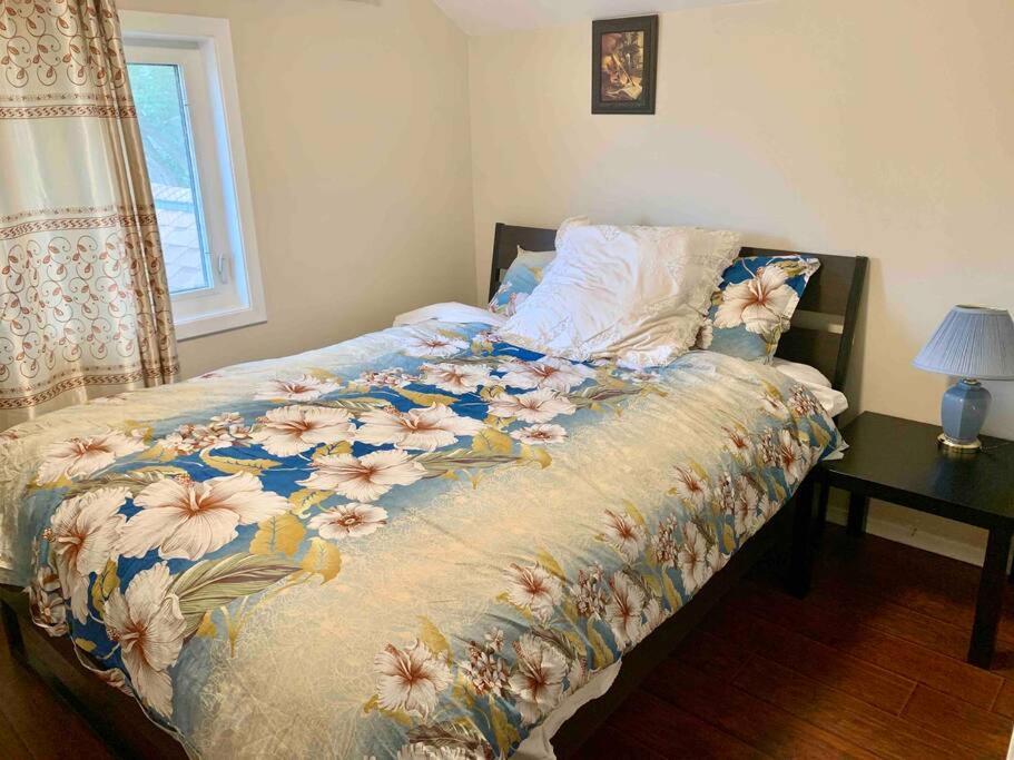 New & Cozy Niagara Getaway. 7 mins from the Falls photo 2