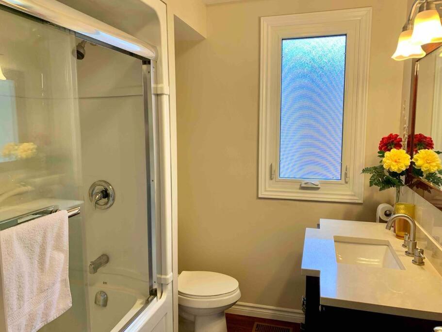 New & Cozy Niagara Getaway. 7 mins from the Falls photo 3