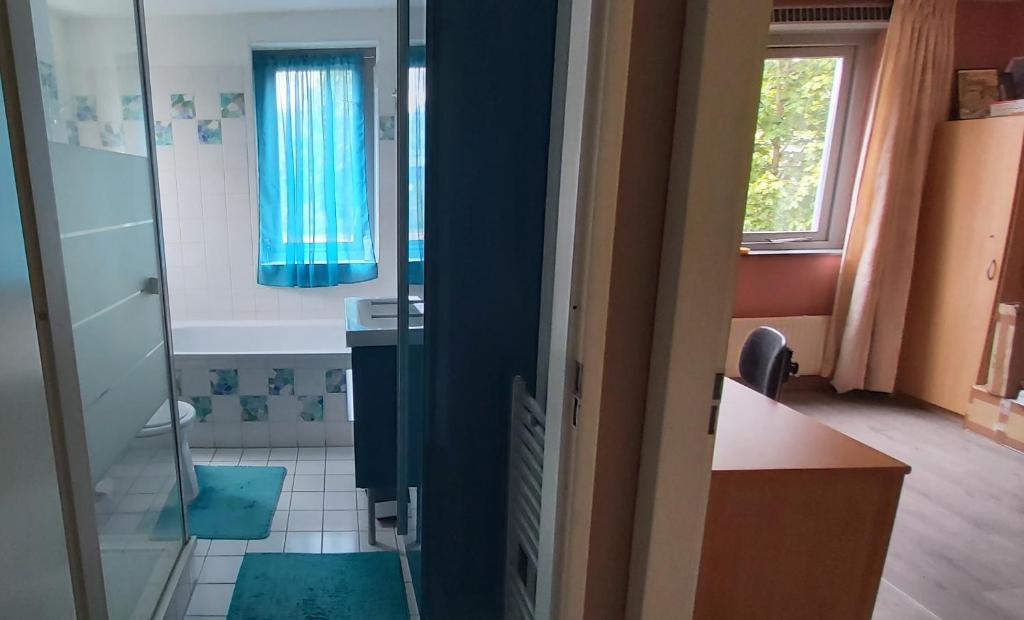 spacious room with free parking photo 4