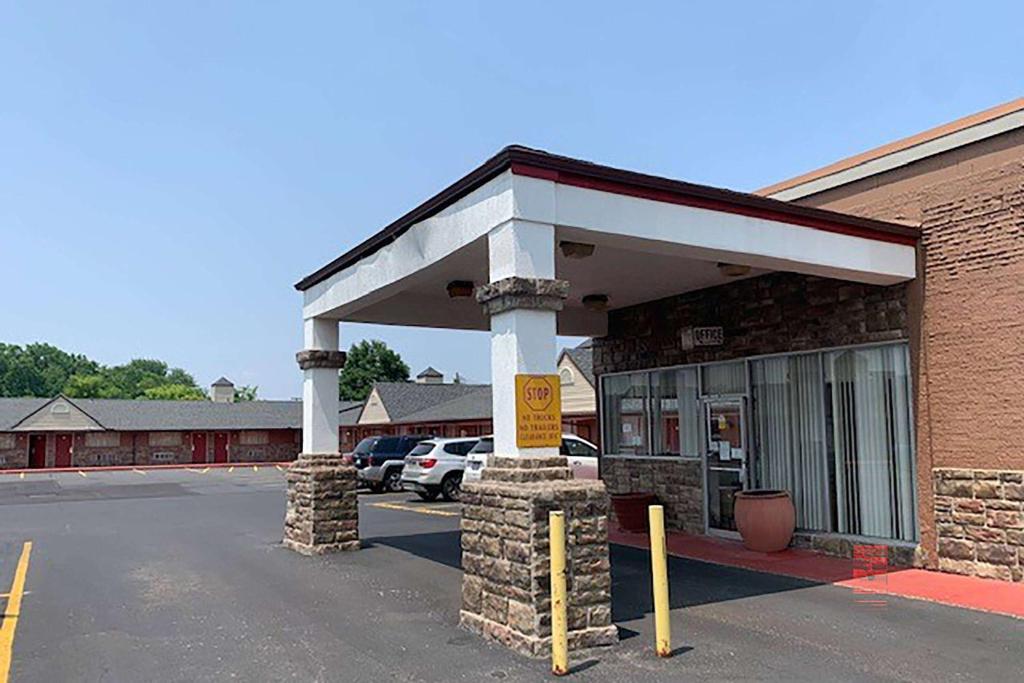 Super 8 by Wyndham Youngstown/Girard image