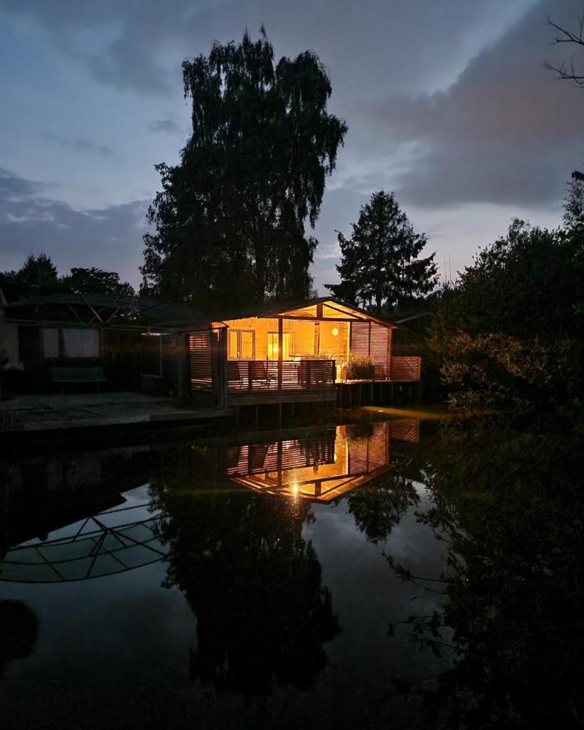 Rustig gelegen chalet Solvo met terras aan het water