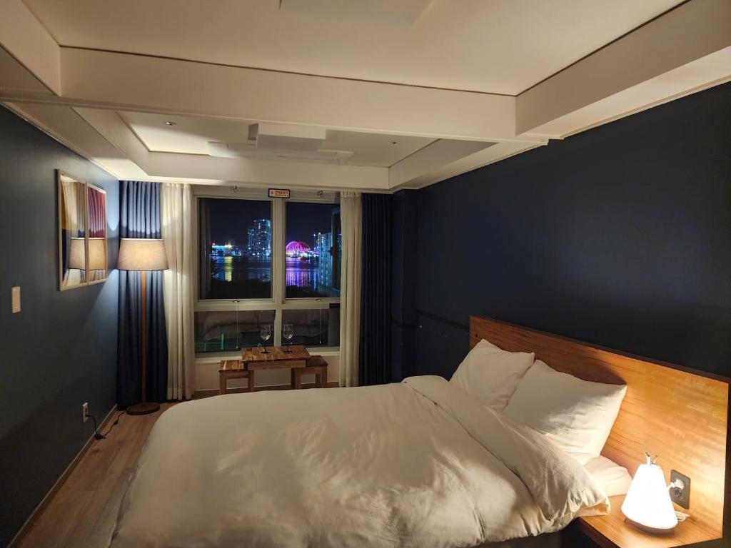 Sokcho Marinabay 305 "Lake View"