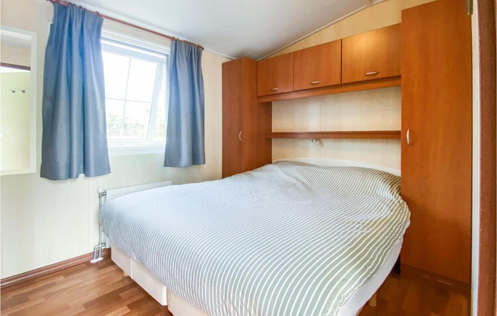 Beautiful Caravan In Goedereede With Wifi And 2 Bedrooms photo 4