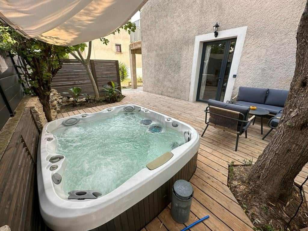 Maison à deux pas des plages avec jardin, terrasses et spa. photo 2