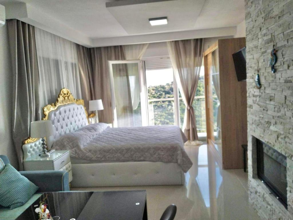 Chrystal Boutique Suite photo 2
