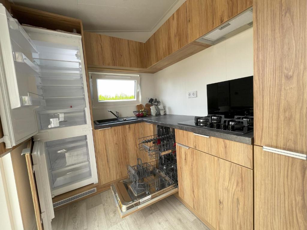 Chalet Boerenbries - Heerlijk chalet met overkapt terras en 2 slaapkamers - max 4 pers - 3 km van Noordzee - locatie op camping Moorhoek 5 photo 3