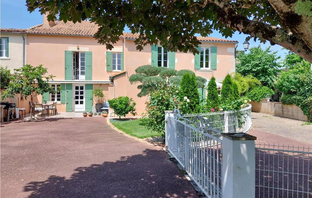 Nice Apartment In La Role With Wifi And 2 Bedrooms