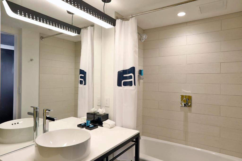 Aloft Chicago Mag Mile photo 3