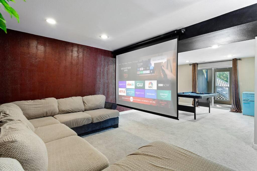 NEW! Great Location, Putting Green, Movie Room photo 4