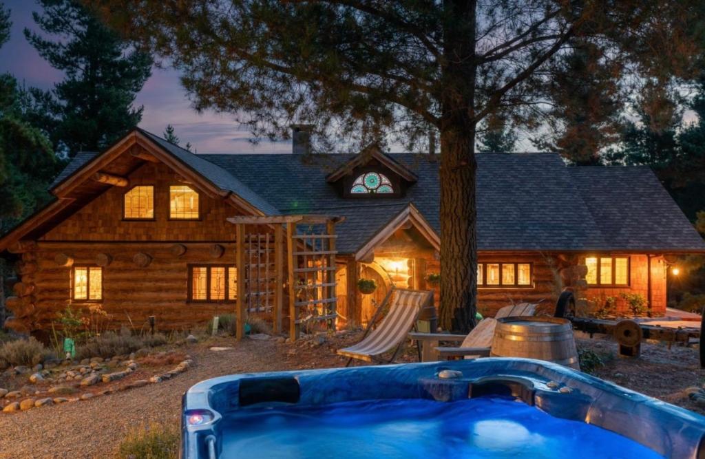 Fairytale Log Cabin - Homewood Forest Retreat photo 3