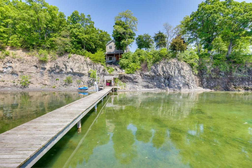 Lockes Glen - Lakefront Getaway with Dock! photo 1