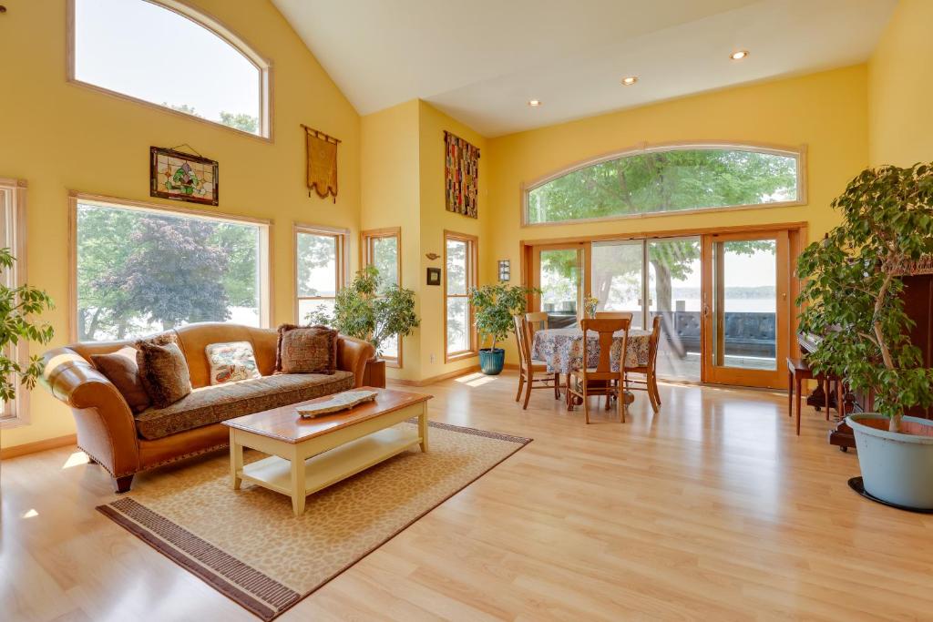 Lockes Glen - Lakefront Getaway with Dock! photo 4