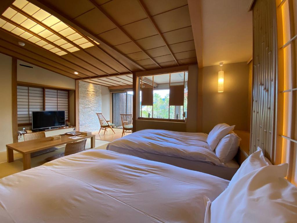 Yugawara Spa Ryokan Ashikari - Tap to explore photos