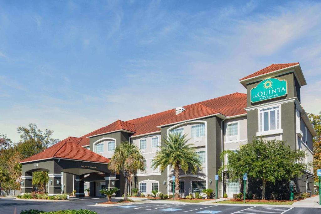 La Quinta Inn & Suites by Wyndham Savannah Airport - Pooler image