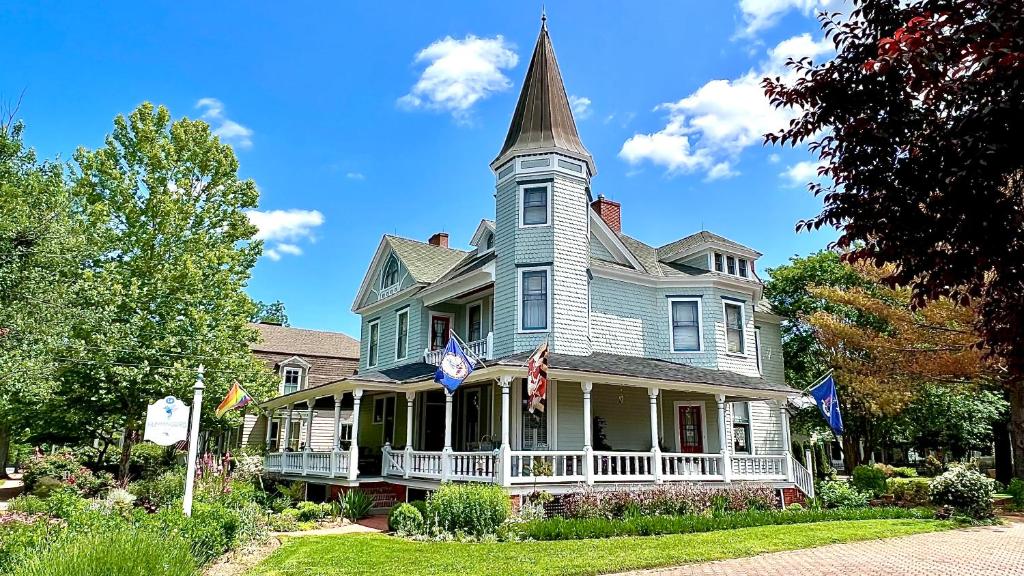 Hummingbird Inn image
