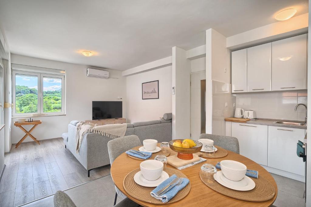 A2- luxury apt w big balcony 4 min walk to beach photo 2