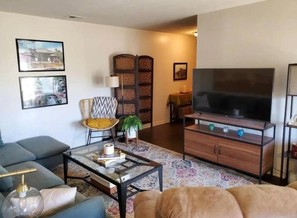 The Redhawk Hideaway: Charming 2BR Condo near Miami Univ in Oxford! Book now!