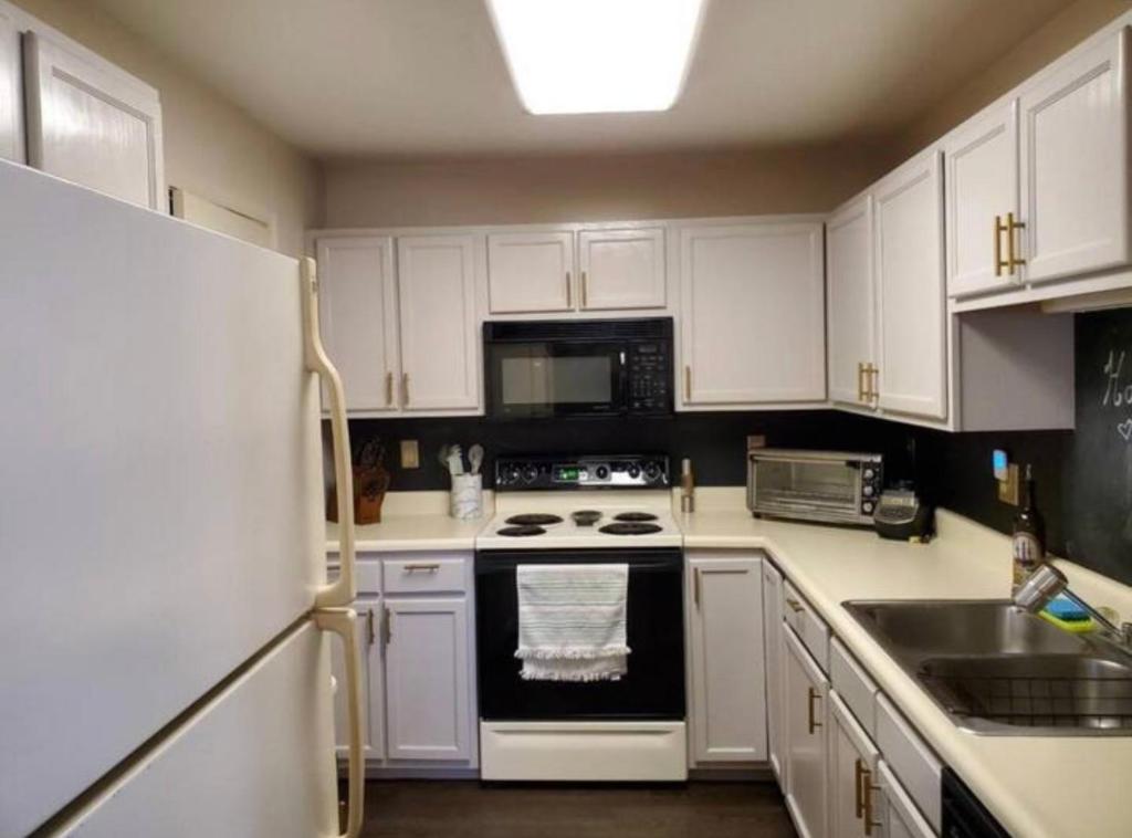 The Redhawk Hideaway: Charming 2BR Condo near Miami Univ in Oxford! Book now! photo 2