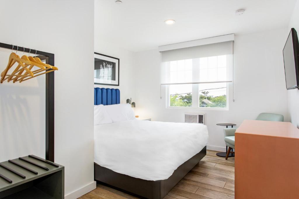 Grove Hotel image