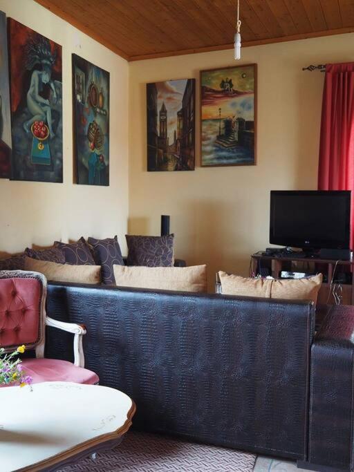 artist's apartment photo 2